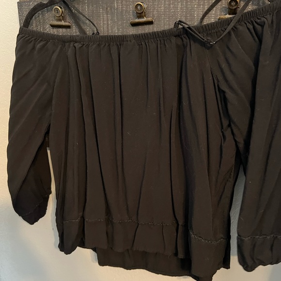 Old Navy Off the Shoulder Blouse - Picture 3 of 4